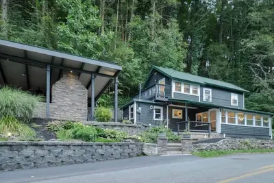 Image de Penn State Country Creek Cottage w/ Hot Tub - On Spring Creek and 7 miles to Psu