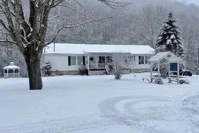 Image de Secluded 3 bedroom home with creek in the back yard