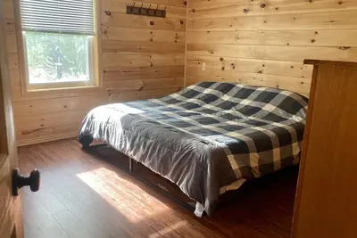 Image de Off Grid Cabin. Privacy in the woods, surrounded by lakes and trails