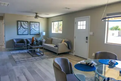 Image de Beautifully renovated home. Centrally located, minutes from Asu & spring training