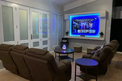 Image de Stylish Luxe Condo-Steps to Beach w-3b/3b+4 Beds+Game Room