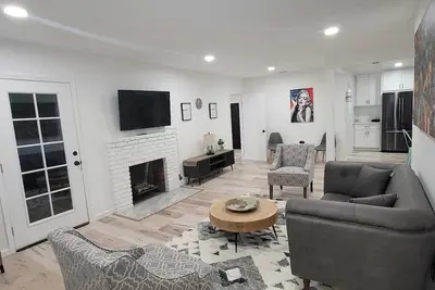 Image de Beautiful charming private home in Reseda