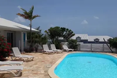 Image de Grand studio  de charme Oceane type T1  indépendant dans maison d hôtes  vue mer