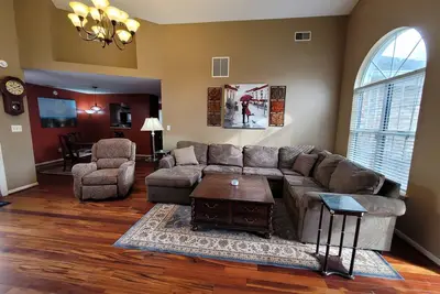 Image de Family Friendly 3 Br w/ King Bed and Jacuzzi tub