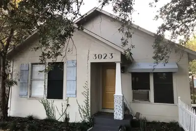 Image de Cozy 1928 Bungalow at Stafford