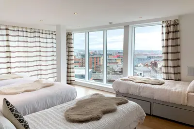 Image de 5 Bedroom 3 Bathroom Duplex Penthouse with Private Parking