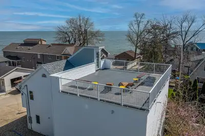 Image de Unique 6 Bedroom Lakeview Home with Roof Terrace