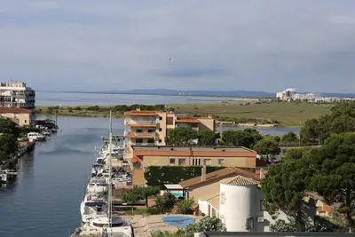 Image de Appartement tout confort avec vue, piscine et grande terrasse.