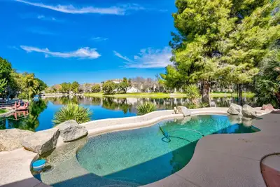 Image de Gorgeous Lakefront Paradise w/ Pool & Views