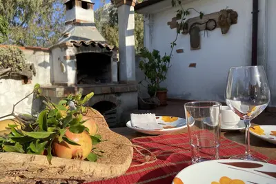 Image de Maison adaptée aux familles nichée dans la nature avec un jardin, près de la mer