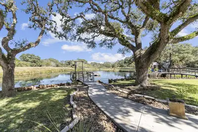 Image de 2 bedroom Cabin! Party Barn with games! 5 acers with pond!