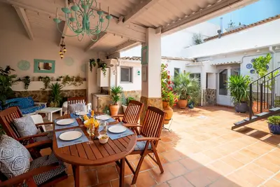 Image de Enjoy relaxing together in this beautiful, spacious and welcoming village home