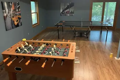 Image de In town -2 bedroom + 2 sofa beds + game room/common area -fits 8 people