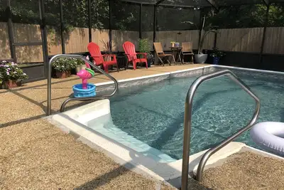 Image de Screened, Private Pool in Quiet Midtown Family Neighborhood