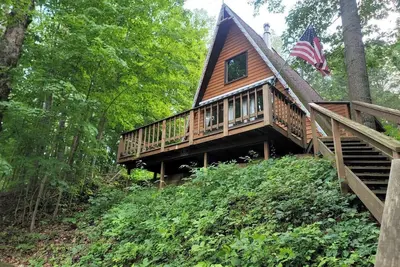 Image de A-Frame secluded Riverfront, firepit, dog friendly