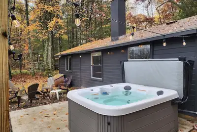 Image de The Channel Cabin with Hot Tub!
