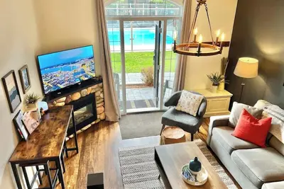 Image de Charming Poolside Chalet in Mystic Springs