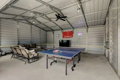 Image de Ou-Walk to Main St- Big Deck- Patio -Fire Pit -Man Cave