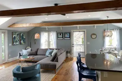 Image de Sunny Updated Chatham Village 2 Bedroom Condo W/ Large Private Deck