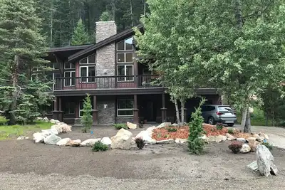 Image de Cozy, modern cabin, close to golf course and village amenities.