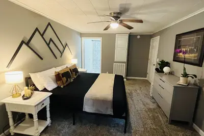 Image de New Listing. Close to hospital. downtown & parks.