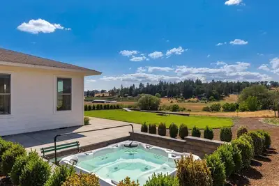 Image de Welcome to Oz: A Vibrant Extended Stay Vineyardside Estate!