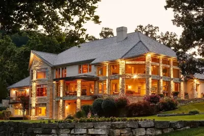 Image de 9br Lakefront Home | Boater Golfers Paradise! Pool