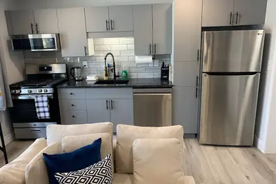 Image de Cozy 2 Bedroom Loft with All the Essentials ---