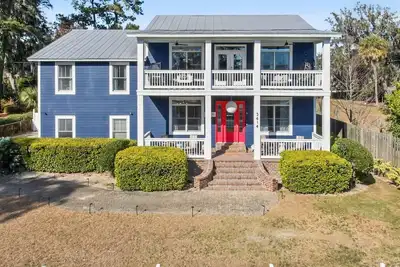 Image de A Port in the Storm - Shangri La, Poolside Estate in Isle of Armstrong