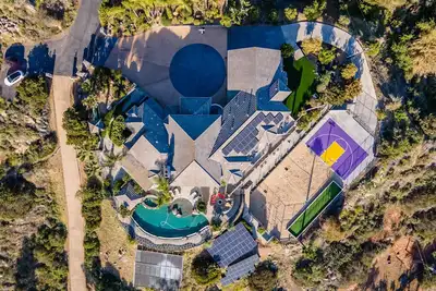 Image de Luxury 10, 000 Sq Ft Dream Home: Movie Theater/Pool/Game Rm/Volleyball/Basketball