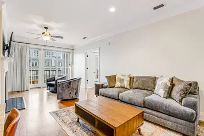 Image de Elegant condo with river & city hall views, balcony & central Ac