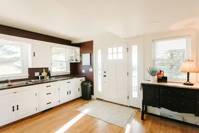 Image de Cozy Cottage- 10 mins to Koziars Christmas Village