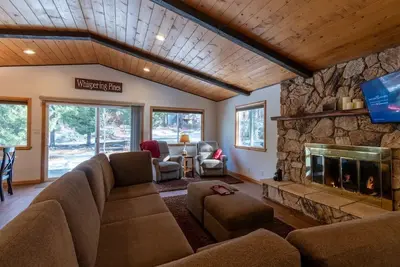 Image de Family friendly cabin, close to lake, resort, Village & shopping.