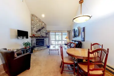 Image de Two-story condo with a hot tub, WiFi, & wood-burning fireplace