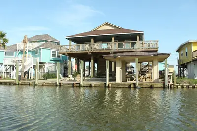 Image de Gorgeous 4bd 4. 5Bath --4 Minutes From the Beach!