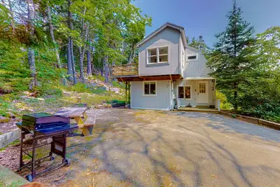 Image de Renovated home with water views, dock access, - dogs okay