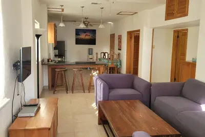 Image de 2 Bdrms Condo Unit in sunset villas, West End!