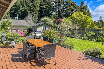 Image de Updated coastal getaway with fast WiFi, deck, grill & full kitchen