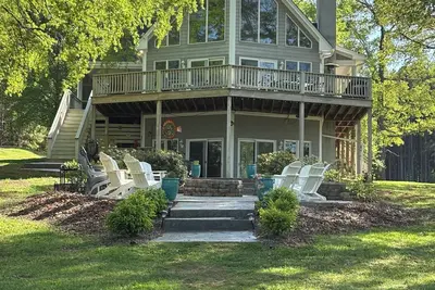 Image de Relaxing Lakefront A-Frame with Hot tub and Firepit on Lake Gaston!
