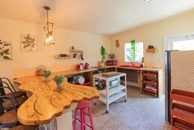 Image de Space-themed cottage, 1 min. to beach; mid-term stays welcome