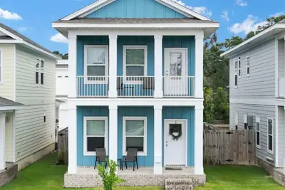 Image de Downtown home + bay views + seafood market