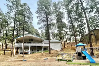 Image de Luxury Elk palace with hot tube and pool table and playground for kids