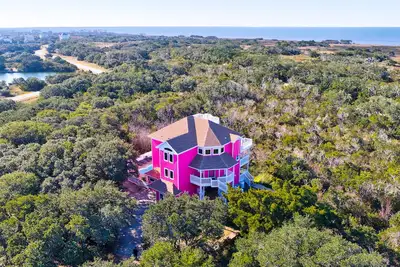 Image de Sound-view home with pool, hot tub, pool table, Ac, upgrades & washer/dryer