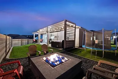 Image de New house! Hot Tub and fire-pit waiting for you.