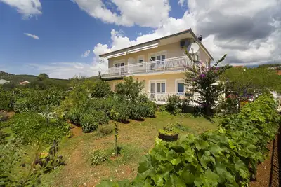 Image de Appartement de deux chambres avec le balcon et la vue sur le mer Poljica, Trogir (A-19054-b)