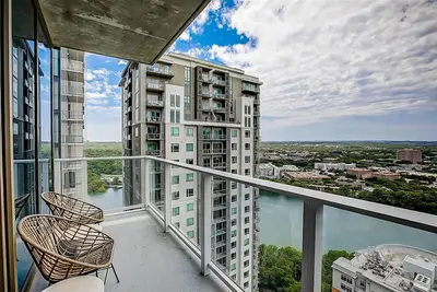 Image de Rainey Street condo w/lake & sunset-view balcony - rooftop pool & gym