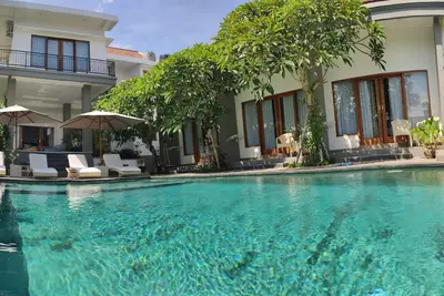 Image de Villa entourée de végétation