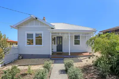 Image de Light filled period home in beach suburb