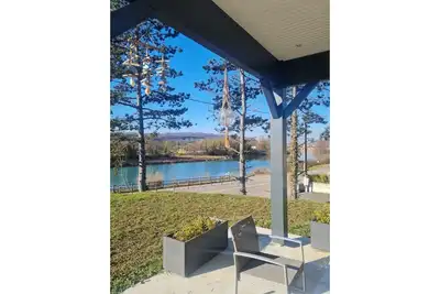 Image de maison spacieuse, au bord du Rhône en face de l'île de la serre et via Rhôna