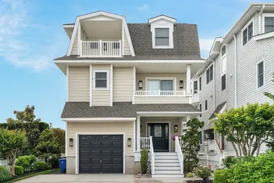 Image de Enjoy this beautiful 5 Bedroom, 4 Bath Bayfront that offers 3 decks and 2 boat slips.